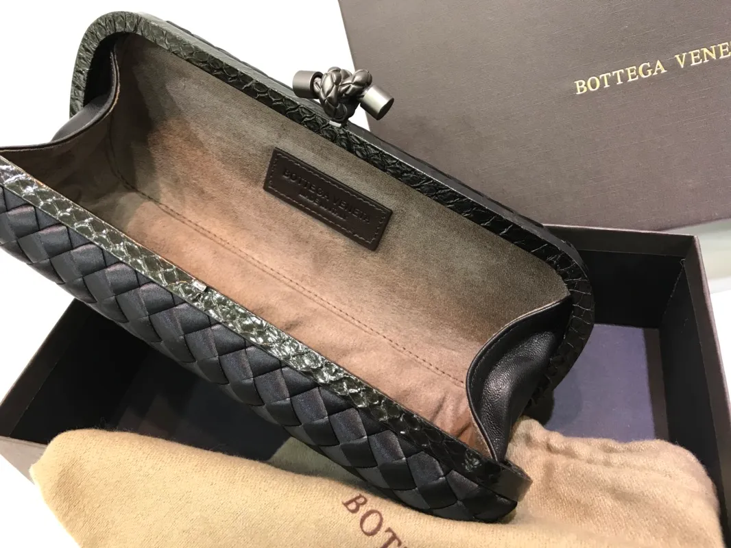Classic evening bag~~~Japanese imported ribbon➕water snake leather edging material is dense and slippery, not easy to fluff. Size: 24.5cm*10.5cm*6cm 8651L350